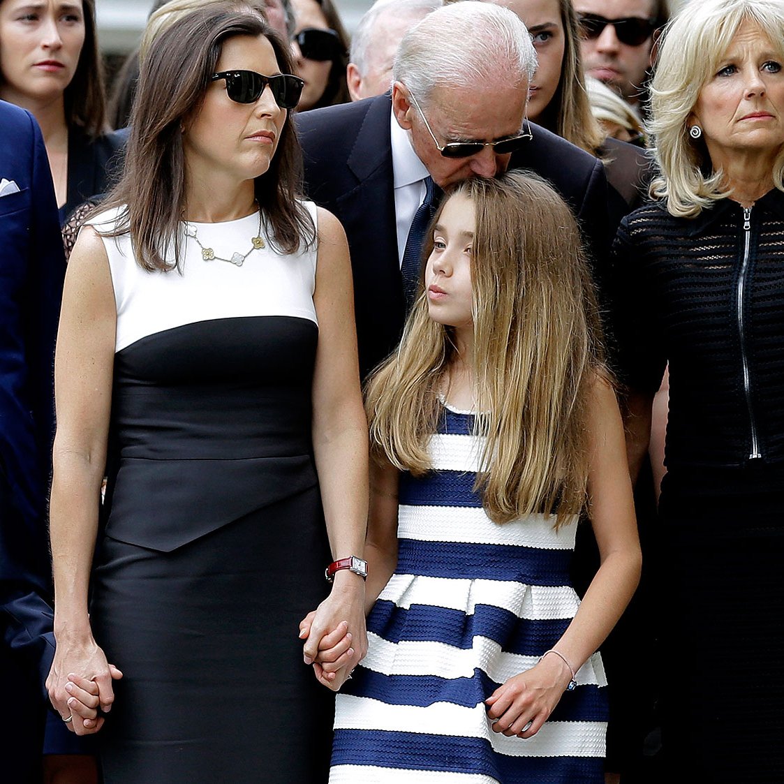 Nobby 年9月 ナタリー バイデンの堅信式 半ズボンの少年はナタリーの弟 06年生まれのロバート ハンター バイデン2世 もちろん彼の叔父であるロバート ハンター バイデンにちなんで付けらた名前である 同じ教会の墓地にはボー バイデンが