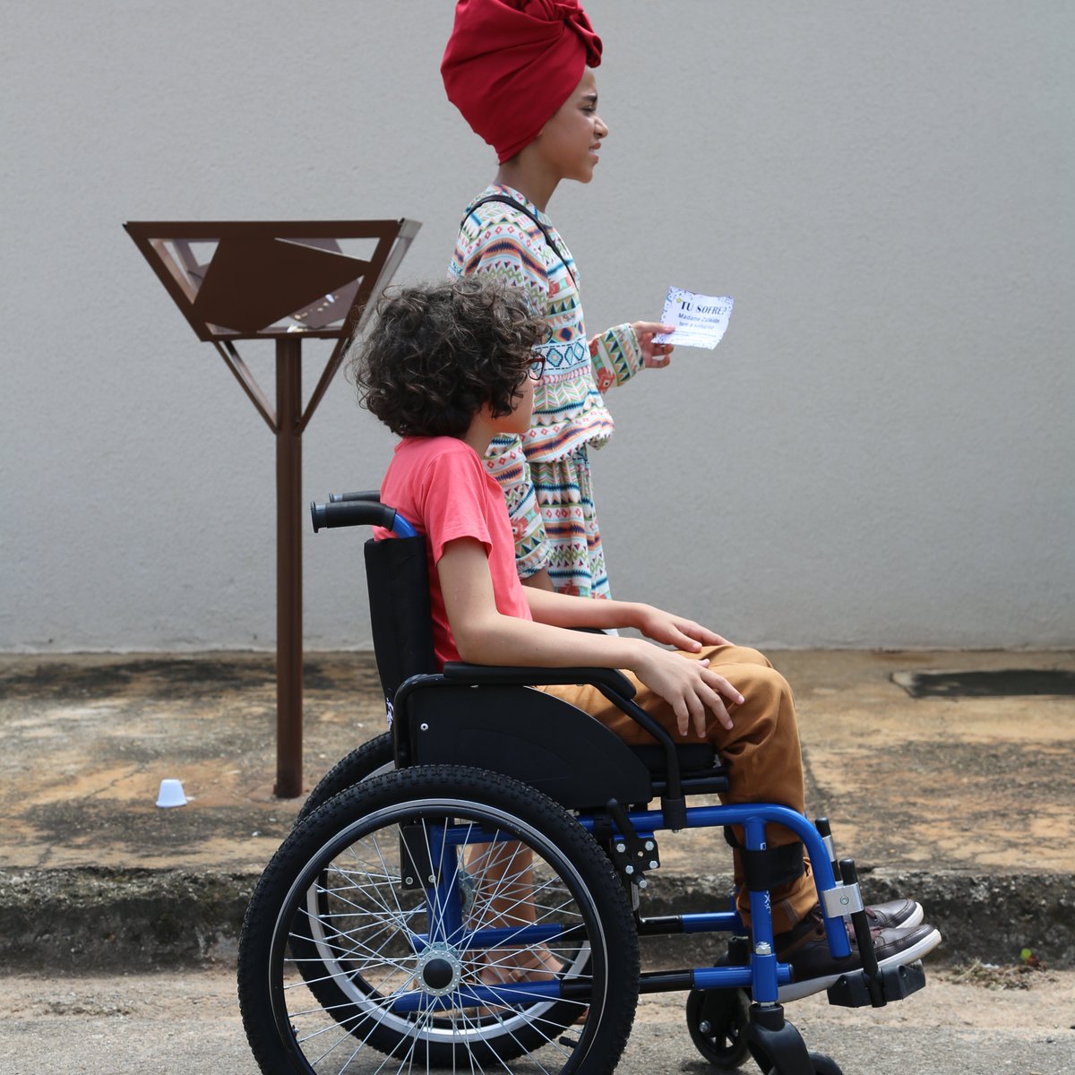 Lily é uma garota negra que não gosta de seus cabelos. Com a ajuda de Caio, seu amigo cadeirante, tenta ter os cabelos do jeito que sempre sonhou.

Lily’s Hair já está na #TodesPlay.
Cadastre-se em todesplay.com.br 
.
#mundoTodes #empoderamento #filmeinfantil #cinemanegro