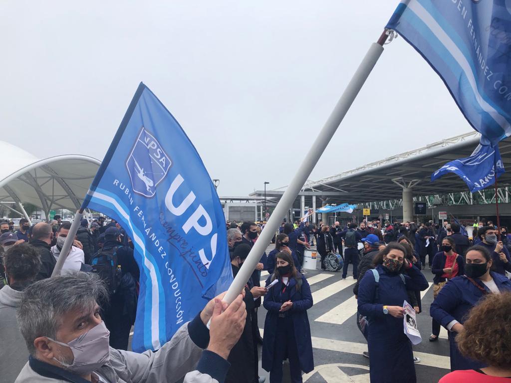 UPSA_Oficial's tweet photo. UPSA! Seguimos reclamando lo nuestro, ahora en el aeropuerto d Ezeiza  #NoALaExtorsionLATAM #OlvidadosdeAndes #abandonadosdeAvian @itfaviation @cgt_camioneros @CATT_Prensa @MinTrabajoAR https://t.co/YMY79NBwrL