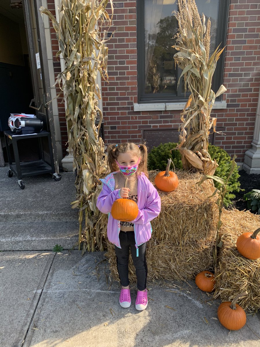 MrsRosso21's tweet photo. We had so much fun picking pumpkins.  Thank you so much PFA! https://t.co/t4VdfPf9iK