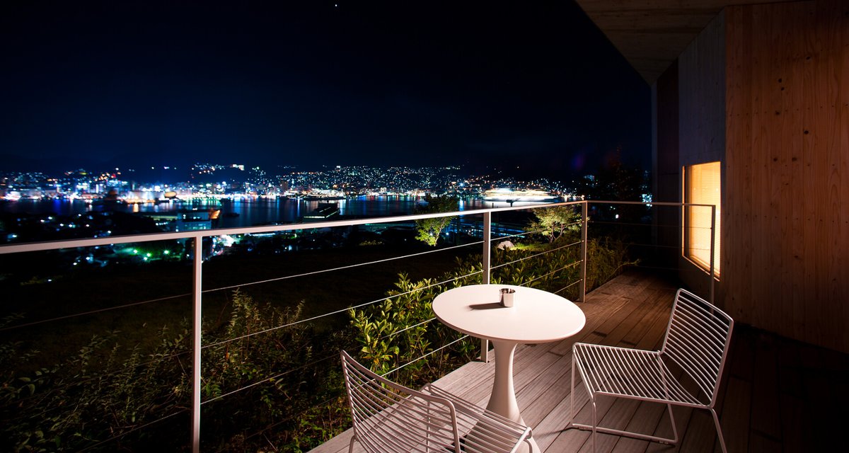 ikitai_yado's tweet photo. 長崎県『GARDEN TERRACE NAGASAKI』
数々の賞を総なめにした、丘の上のガーデンリゾート。客室でゆーっくり流れる時間を過ごしたあとは、港街の夜景を眺めながら絶品の寿司を頂く。そのあとも夜景をみながら乾杯したりして、寒くなっちゃったら、貸切り温泉混浴仲良しスタイル。ｸｩ...ｻｲｺｳﾃﾞｽ https://t.co/bPZL1yZQOZ