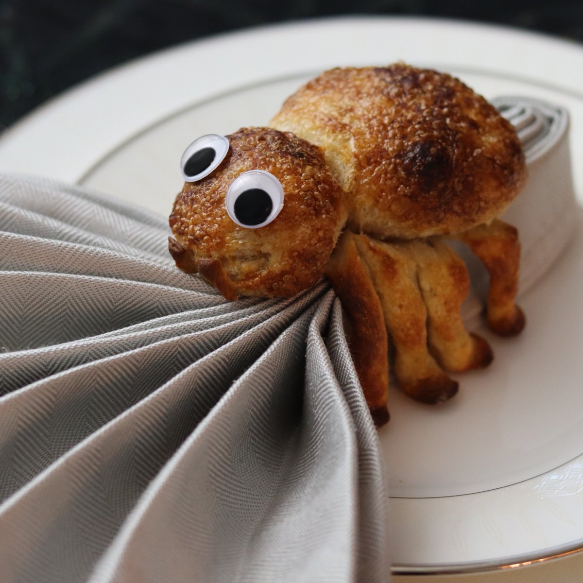 loaf_hacker's tweet photo. Sourdough spider napkin holders for Halloween dinner, anyone? 🕷️🤔
Oh, and I gave the dough a 72 hour cold proof to get lots of fermentation blisters. Yum!😋 https://t.co/Y8yFpLlmEx