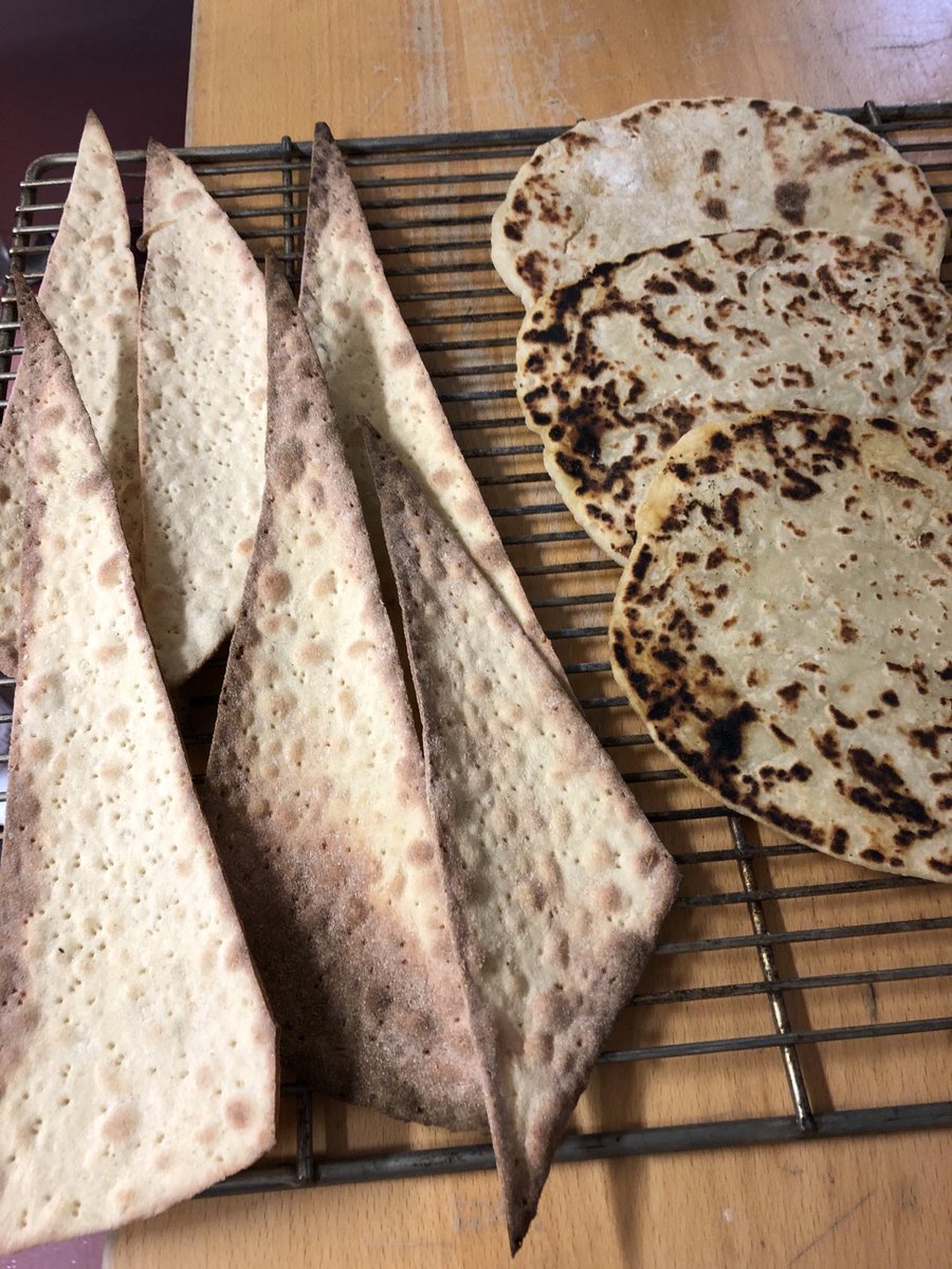 artisanschool's tweet photo. Straight out of the oven! #flatbreads #cartadimusica #portablefood https://t.co/M1pFMDjXR4