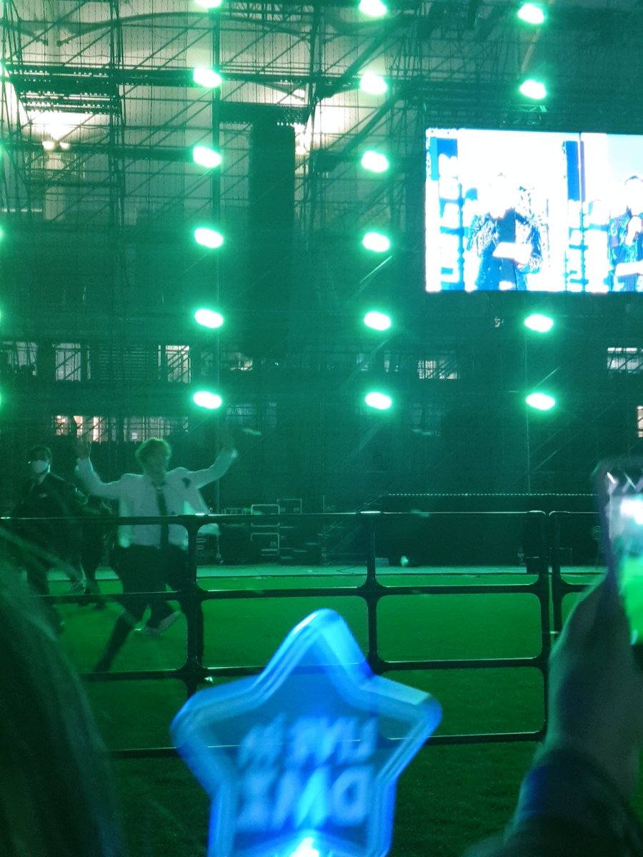 sellgoods96's tweet photo. 구름아 오랜만이야👋 
이래서 하성운 하성운 하는거지 무대도 짱이었는데 팬들을 이렇게 진심으로 좋아해주니까💕
#DMZ콘서트 #사랑둥이하성운 #겸둥이구름이 https://t.co/9wjDyXNEeG