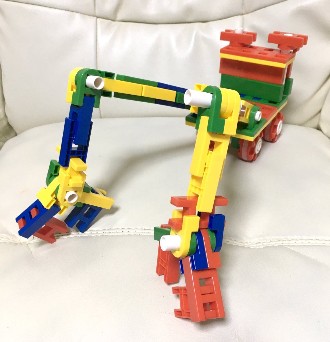 リブロック 公式 子どもたちの力作 はたらくくるま 双腕作業車 4歳作 クレーン車 6歳作 細かいところまで表現されていて カッコいい 公式ホームページにて フォトスタジオ 開催中です リブロック 乗り物 クレーン車 双腕作業 車