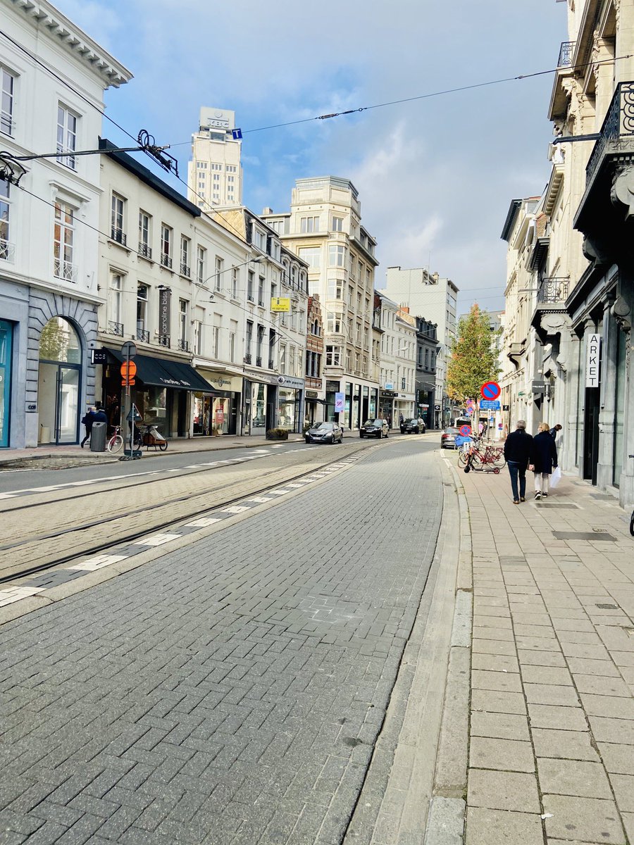 bartdecl's tweet photo. Mensen, doe het veilig! Maar ga af en toe iets kopen in een échte winkel.... Het doet zeer aan de ogen te zien hoe weinig volk er in hartje @Stad_Antwerpen rondloopt op een vrijdagnamiddag #Huidevettersstraat #Eiermarkt #Schoenmarkt https://t.co/QhxLcZdH60