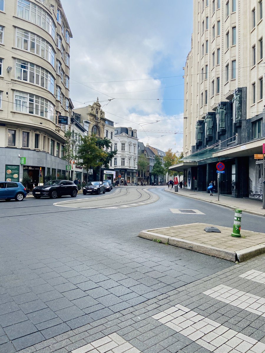 bartdecl's tweet photo. Mensen, doe het veilig! Maar ga af en toe iets kopen in een échte winkel.... Het doet zeer aan de ogen te zien hoe weinig volk er in hartje @Stad_Antwerpen rondloopt op een vrijdagnamiddag #Huidevettersstraat #Eiermarkt #Schoenmarkt https://t.co/QhxLcZdH60
