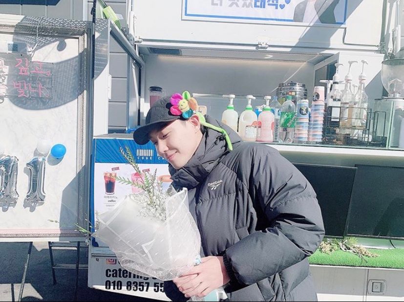 RosemaryLeeJoon's tweet photo. 이준 배우님 이번 support 정말 귀엽고 예쁘네요❤️ 2021년 새해 한국에서 드라마,영화 멋진 활약을 기대합니다.^^* Today 이준 “고요의 바다” 드라마 촬영장 support!!! Beautiful smile❤️.❤️ #이준 #류태석 #넷플릭스 #11주년 https://t.co/RFkHsZbaXk