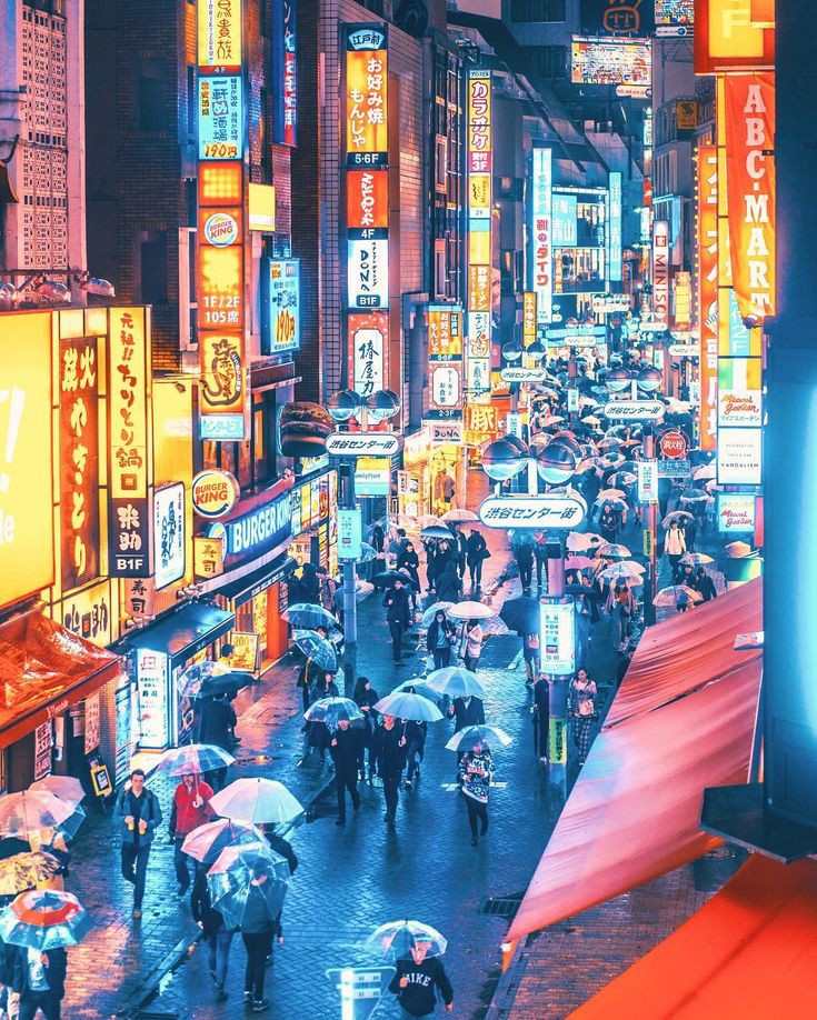 Contrary to popular belief ,the people giving the streets life are lonely •It& #39;s a crowd without company• No matter its outward appeal ,the insides are often barren. It reminds me of Charles Bukowski& #39;s line:"Beware those who seek constant crowds because they& #39;re nothing alone."
