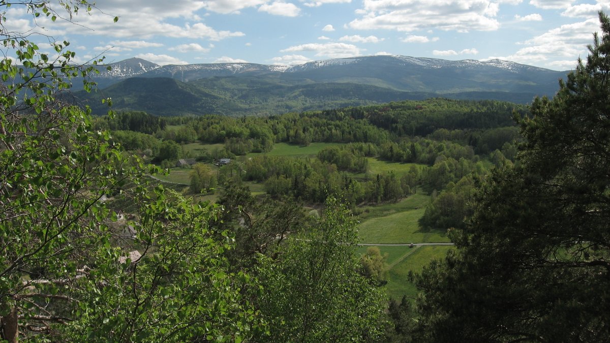 InterregML's tweet photo. KARKONOSZE NATIONAL PARK &amp; JELENIA GÓRA BASIN
Here we introduce our #greeninfrastructure strategies &amp; action plans. Have a look here: https://t.co/efmQmra2TO 
#cooperationiscentral #EUinmyRegion #EUGreenDeal
@Karkonoski_PN
@Jelenia_Gora 
@Dolny_Slask

Photos: M. Wojnarowicz | KPN https://t.co/FqKljMbHf0