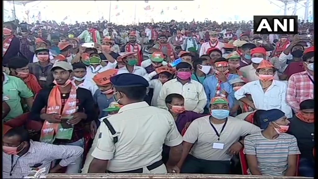 AcharyaPramodk's tweet photo. 2 गज़ की “दूरी”
ज़रूरी है पर रैली “मजबूरी”
है,जनता जिये या मरे “पलटू”
“फेंकू”
ज़िंदाबाद. https://t.co/7lXJygITPm