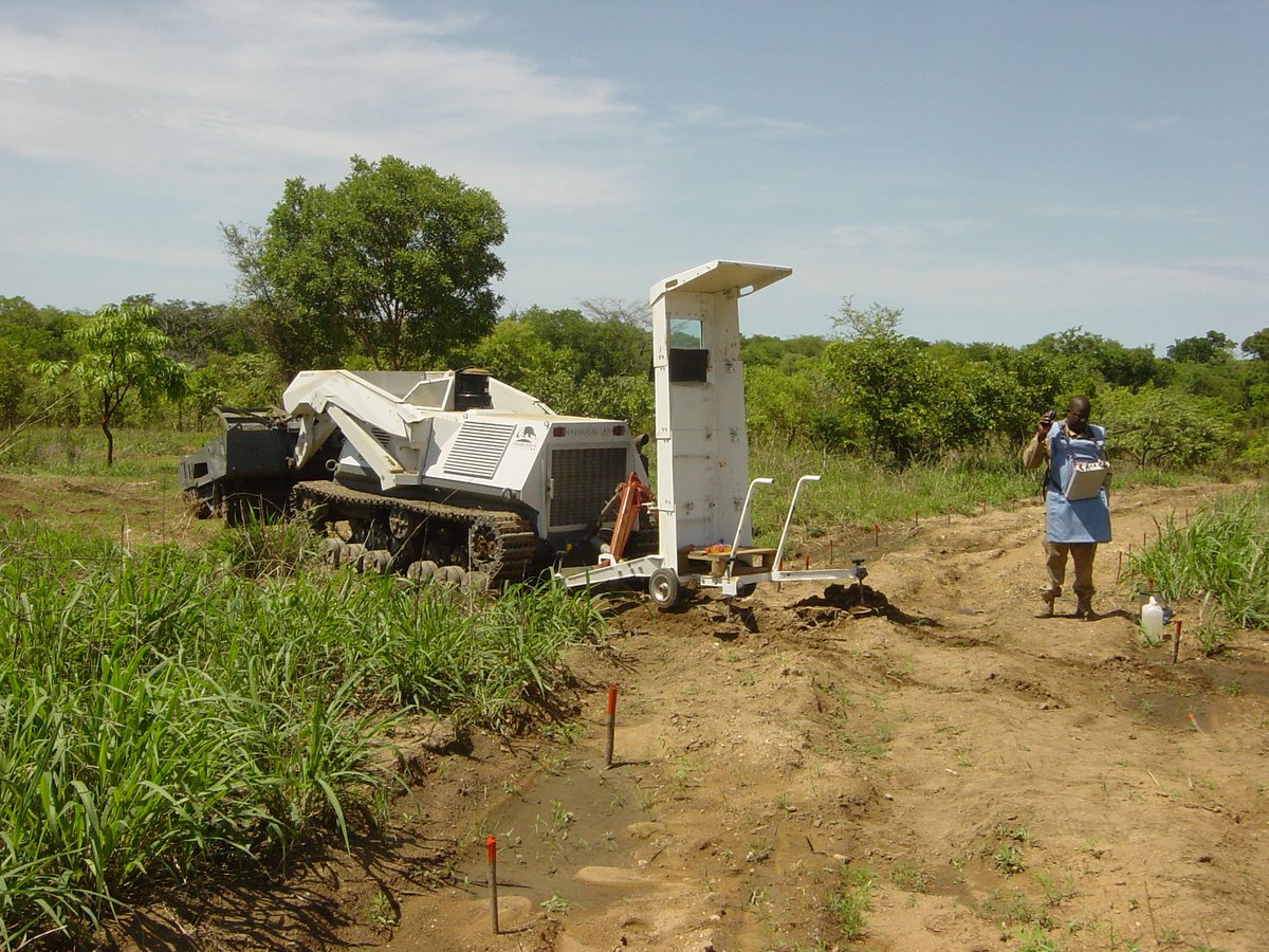 🚧Passage de frontière irrégulier entre le Kenya et le Soudan🚧

Découvrez l'épisode 26 de nos stories sur cette page: foundation.digger.ch/foundation/fr/…

#digger #fondation #diggerfoundation #déminage #humanitaire #jurabernois #jura3lacs #jurabernoistourisme #suisse #Soudan #Kenya