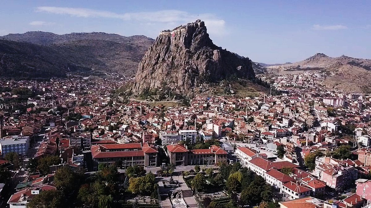 uygunfatma's tweet photo. Şehir merkezine girdiğinizde tüm görkemiyle sizleri karşılayan Afyonkarahisar Kalesi, tarihin nadide kesiti olarak sizi geçmişe götürüyor. Bu güzel kaleyi mutlaka görmelisiniz👇#afyonkarahisar #Kale #Casttle https://t.co/wHH8FOOHEw