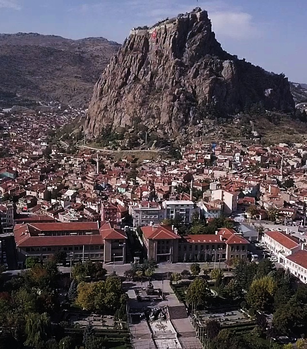 uygunfatma's tweet photo. Şehir merkezine girdiğinizde tüm görkemiyle sizleri karşılayan Afyonkarahisar Kalesi, tarihin nadide kesiti olarak sizi geçmişe götürüyor. Bu güzel kaleyi mutlaka görmelisiniz👇#afyonkarahisar #Kale #Casttle https://t.co/wHH8FOOHEw