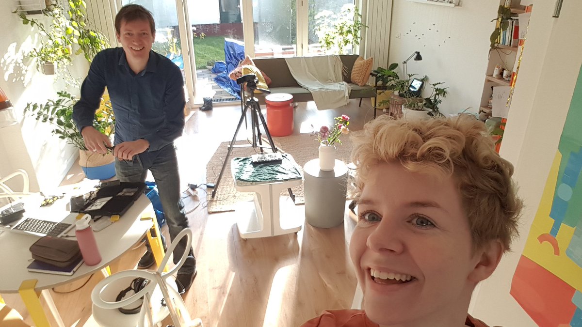 30 minutes til showtime, setting up in @floordrees' living room like no big deal.