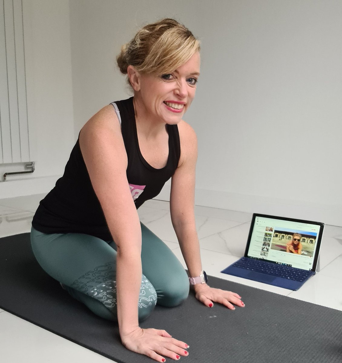 BodyPositive13's tweet photo. So much ❤ for one of my inspirations Dana Glowacka. The yoga instructor &amp; World record holder of a time of 4 hours, 19 minutes and 55 seconds during abdominal Plank position.

Just completed Part 1 of 10 Mins Dynamic plank training 💪 👌 

https://t.co/Ylh4SeYgcU
@DanaGlowacka https://t.co/1V2Sao3sVi