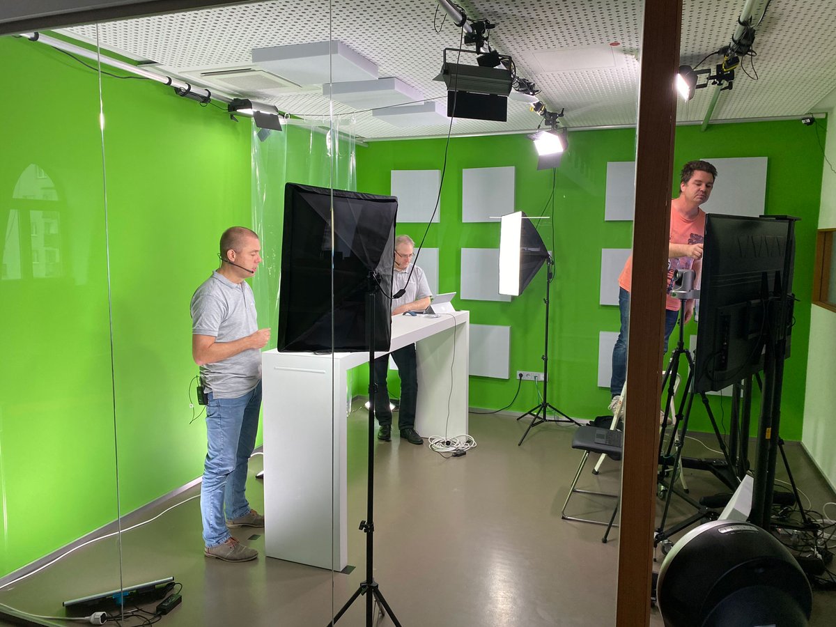 FrauKanja's tweet photo. @glueckkanja @KarstenonIT @MSLabrats @MPuolitaival Um 11h geht es los. Vorbereitungen sind in vollem Gange. https://t.co/jd4hhbWnOD https://t.co/VtJ7qNd9HR