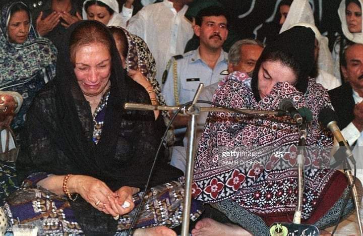 BadarIshaque's tweet photo. مادر جمہوریت بیگم نصرت بھٹو کی عظمت جرآت و بہادری کو سرخ سلام https://t.co/cz91cmZ5bs