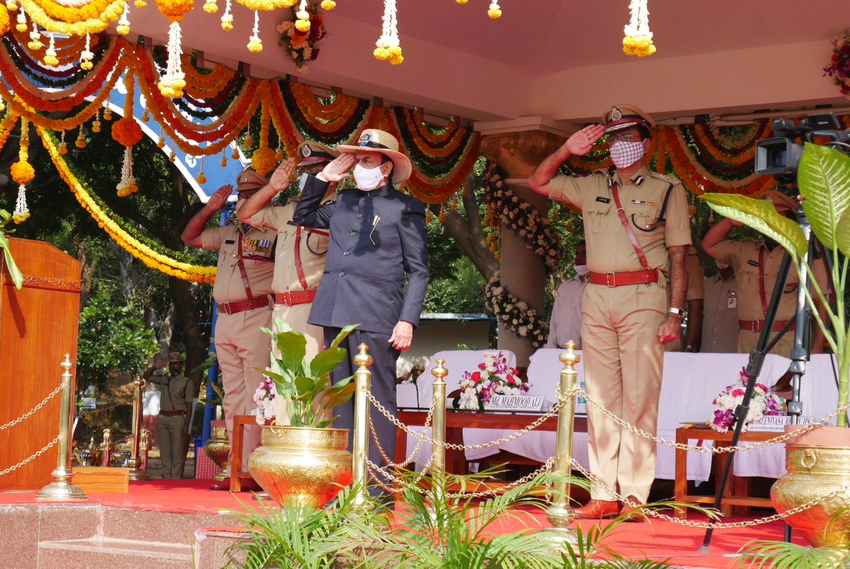 RBVRR TS POLICE ACADEMY లో నేడు జరిగిన   1162 మంది నూతన ఎస్ఐల (వీరిలో 256 మంది మహిళా ఎస్సై లు) పాసింగ్ అవుట్ పరేడ్ కార్యక్రమంలో నేను పాల్గొన్నాను. భారీ స్థాయిలో వీరి శిక్షణను పూర్తి చేసిన అకాడమీ అధికారులను అభినందిస్తున్నాను.