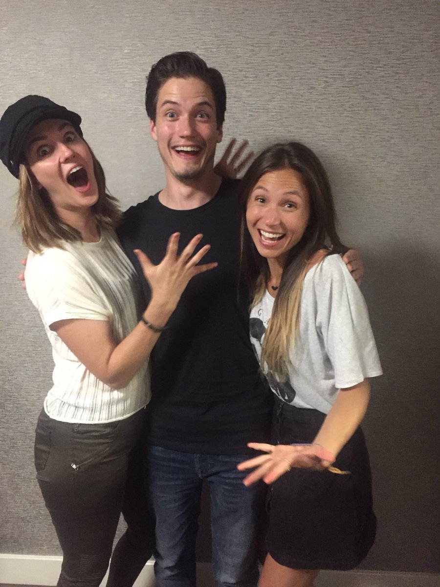 amygolucky69's tweet image. A vote for smiles #WynonnaEarp #TheScifiFantasyShow #PCAs