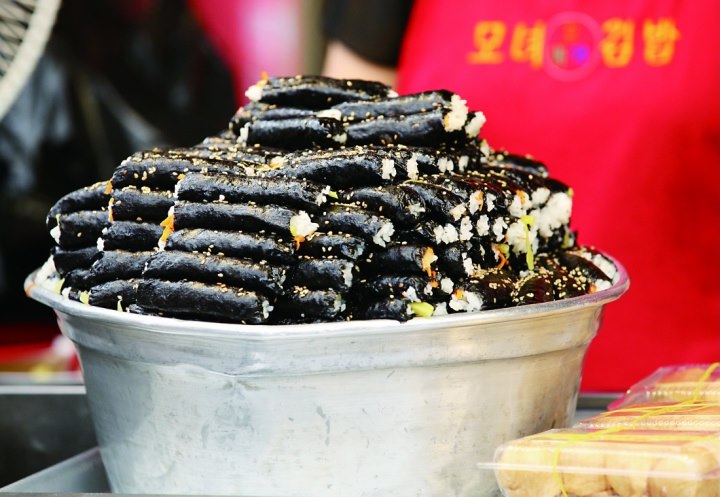 The market is also famous for street food : Bindae-tteok (bean pancake), Mayak Gimbap ('mayak' means 'drug'-because it is so good and even addictive..?), and Yukhoe (raw beef steak tartare). Food street is usually very crowded but worth trying