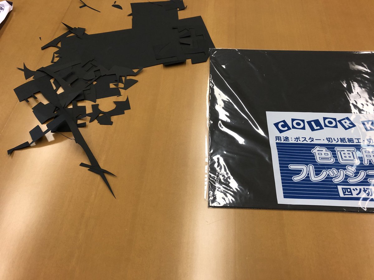 深緑野分 そうなんです この本を盗む者は 重版決まりましたー わーい というか とりあえずホッと それで昔とった杵柄で下書きなしの画用紙文字切り抜きをやりました 書店員時代にこうやってよくデカpopつうか看板を作ってました 2枚目は残骸