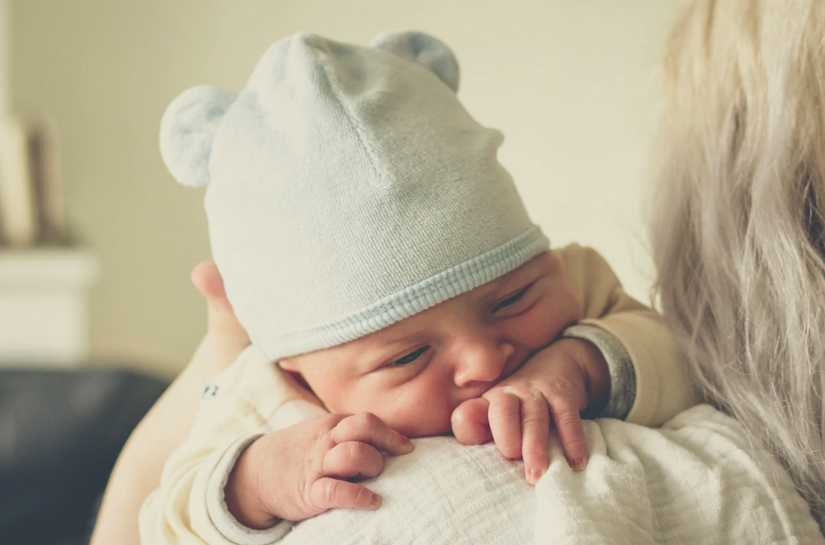 LWReflux's tweet photo. Sometimes babies don’t spit out what comes back up but swallow it instead. This is known as ‘silent reflux’. Babies with silent reflux might gain weight normally but show some of the symptoms as reflux. https://t.co/ibNkvUnxRn https://t.co/KGZyt3dBS8