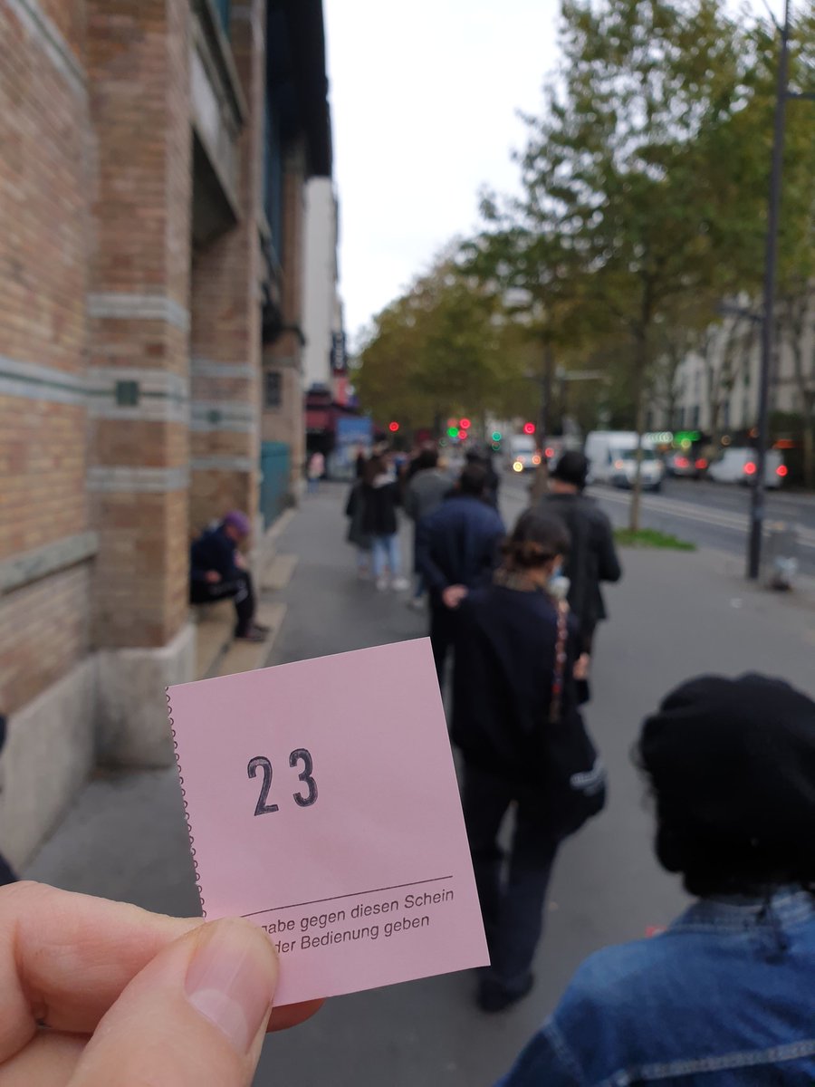 Ne pas se fier au numero du ticket, ds 2h je pourrais me faire tester, il aurait été plus pratique d'avoir une app avec une carte des labos vides de Paris. On est 33k hbts au km2 ça fait des mois que ça dure mettez plus de labos merci #mon19e #covidom #depistage #coronavirus