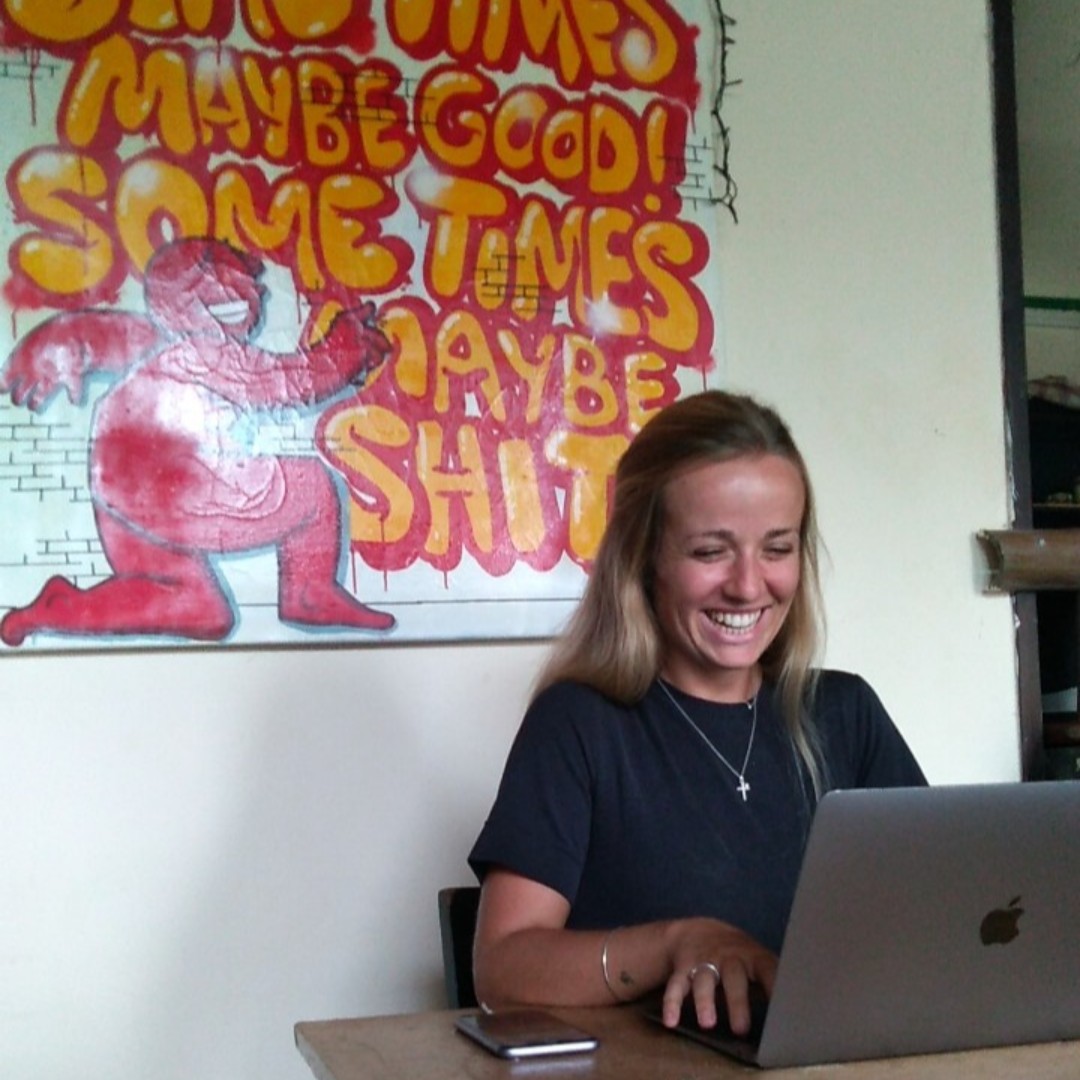 fixinart's tweet photo. We are always having fun at work, no matter what times 😆A quick 30 seconds of fun: DESCRIBE FIX IN ART IN 3 WORDS! 

#havealaughwithus #positivity #goodtimes #fun #Fixinart https://t.co/u85AM2jXDq