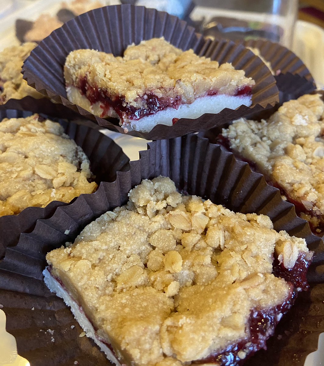 cafeinthepark4's tweet photo. New cakes on offer today ... Vegan and gluten free blackcurrant crumble and a gluten free caramel chocolate brownie ❤❤ #veganfood #glutenfree #treats https://t.co/0tfTb5ZUMC