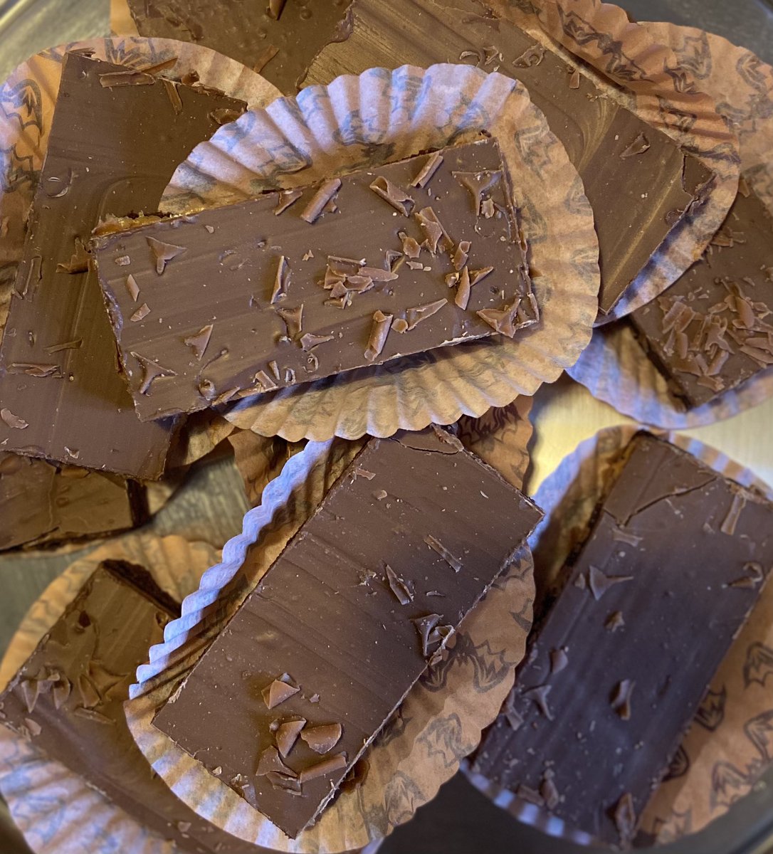 cafeinthepark4's tweet photo. New cakes on offer today ... Vegan and gluten free blackcurrant crumble and a gluten free caramel chocolate brownie ❤❤ #veganfood #glutenfree #treats https://t.co/0tfTb5ZUMC