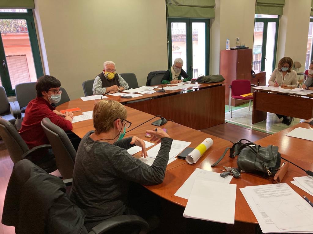 AjuntamGelida's tweet photo. La comissió de patrimoni del Consell Municipal de Cultura treballa en unes noves fitxes descriptives de les cases patrimonials. 

Aquesta feina servirà per elaborar un recull d’informació de les cases patrimonials i per fer les plaques i tòtems de turisme. https://t.co/l789RugGNu