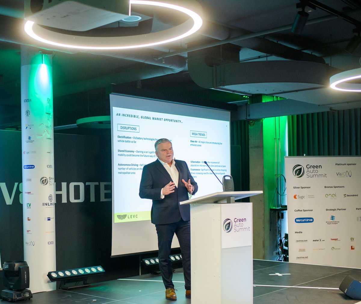 LEVC_Germany's tweet photo. Unser CEO Jörg Hofmann hat sich diese Woche mit anderen führenden OEMs und Tier-1-Zulieferern auf dem #GreenAutoSummit in Stuttgart getroffen, um einen Vortrag über die Zukunft der grünen Mobilität zu halten. #TX #VN5 https://t.co/GwbHOJ0ILR