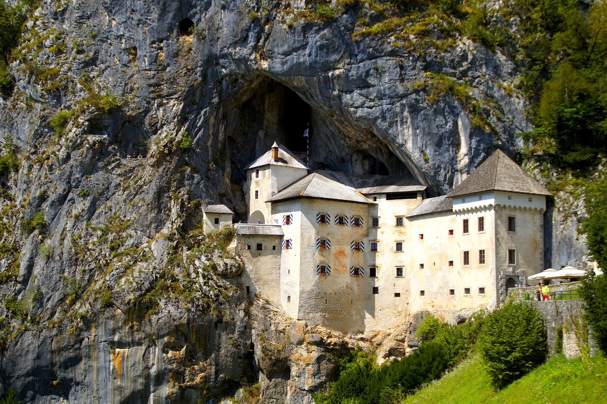 lookforplace's tweet photo. #Predjamski #Jama #Fotress #Slovenia https://t.co/KYsZfQeYB8
