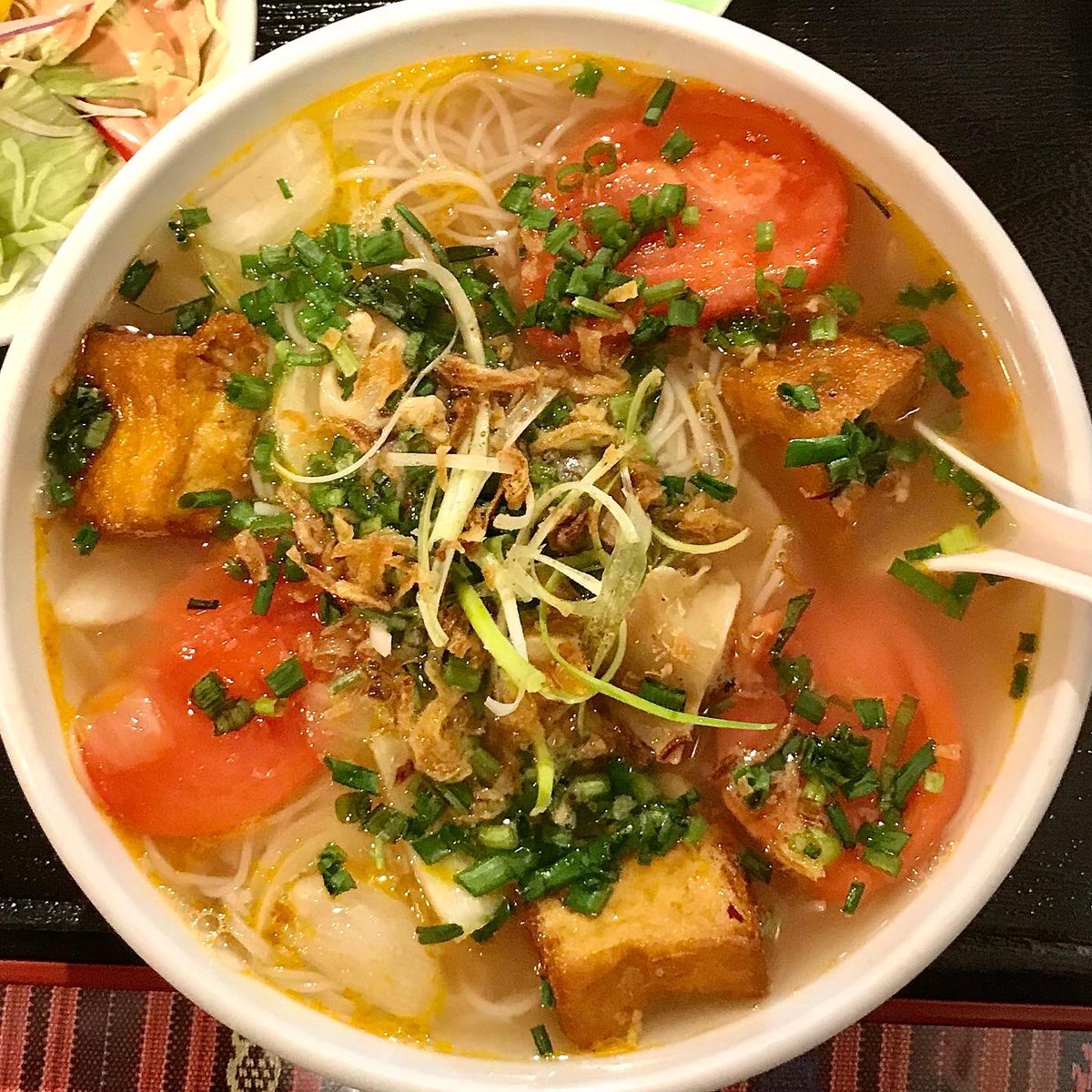 浅見 Lefty Blue 久々に本八幡のベトナム料理店 ワンアンホアセンでランチ 本邦初公開シリーズ11 つぶ貝 のトマトスープビーフン を堪能 毎回同じ表現で恐縮だが さっぱりと美味しく 低カロリー ドリンクは黄桃茶を初体験 ミニサラダ デザートも 浅見 Lefty Blue 久々に本八幡のベトナム料理店 ワンアンホアセンでランチ 本邦初公開シリーズ11 つぶ貝 のトマトスープビーフン を堪能 毎回同じ表現で恐縮だが さっぱりと美味しく 低カロリー ドリンクは黄桃茶を初体験 ミニサラダ デザートも