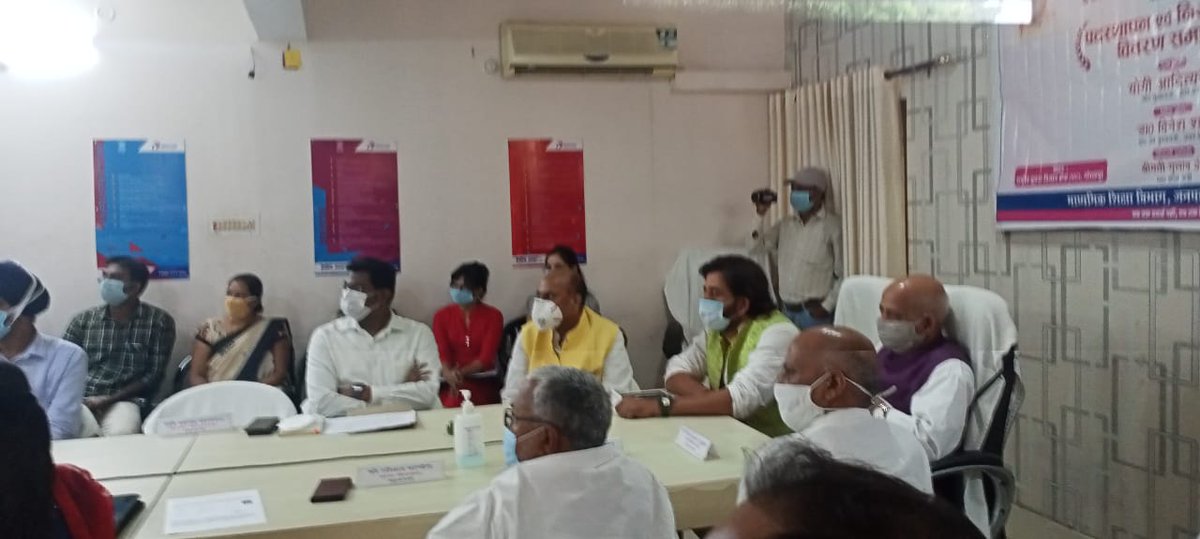 spsinghvishen's tweet photo. कैंपियरगंज विधानसभा के लोकप्रिय विधायक माननीय फतेह बहादुर सिंह जी माननीय मुख्यमंत्री जी के वीडियो शिक्षक नियुक्ति प्रमाण पत्र @ranjit_pintu @myogiadityanath https://t.co/P1v56G0oJh