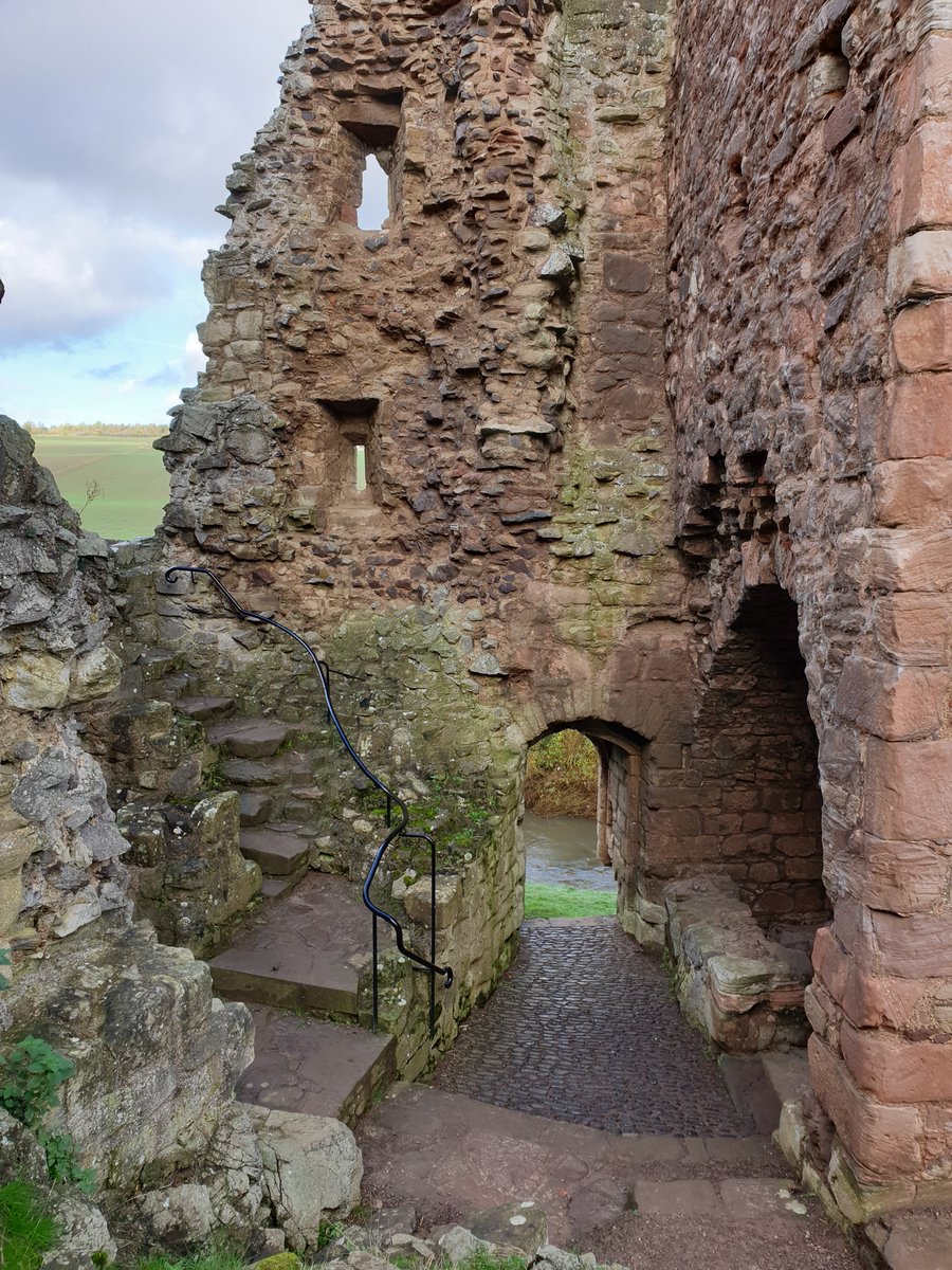 We found ourselves at hailes Castle, which you really, really need to visit. It's an absolute corker. It's set in a valley, beside a river, which is good for getaways, but the valley would make it hard to defend. Probably why the outer walls are abt 15-20 ft thick!