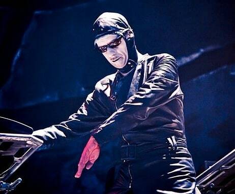 Rammstein_Fr's tweet photo. 🇬🇧 Have a nice week-end my friends!
🇨🇵 Bon week-end à tous les amis !
#rammstein #christian #flake #lorenz #christianlorenz #rammsteinfrance #keyboard #klavier #playing #live #lifad #madeingermany #german #germany #deutschland #band #group #rock #hardroc… https://t.co/t065NMyt6R https://t.co/UOPmZ6yxqJ