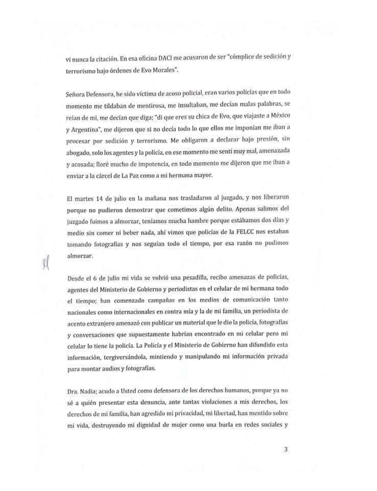 En esta carta la chica denuncia a La Defensora del Pueblo, como entraron en su casa y golpearon a varios familiares antes de detenerla y torturarla en una celda sin ningún motivo, donde le sustrajeron el móvil.  https://twitter.com/DetrasdelaV/status/1296871697845489665?s=20