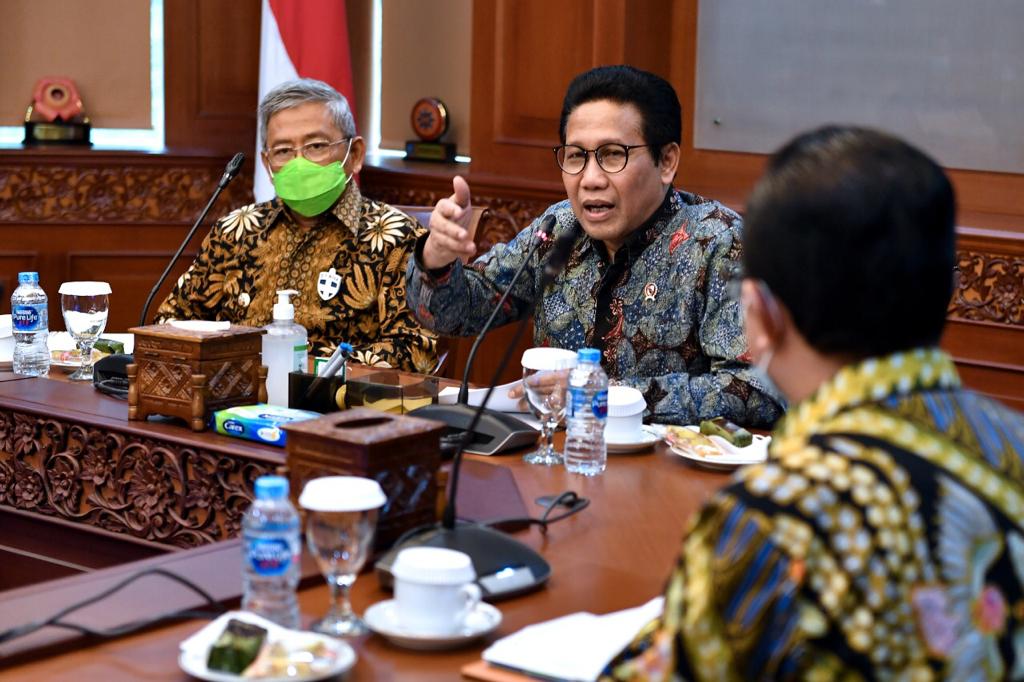 halimiskandarnu's tweet photo. Menerima Gubernur Sulawesi Barat Ali Baal Masdar  Kita berdiskusi soal pembangunan kawasan transmigrasi dan potensi pertanian seperti kedelai, jagung dan tambak udang yang cocok dikembangkan di Sulawesi Barat https://t.co/XeflWg2mIR