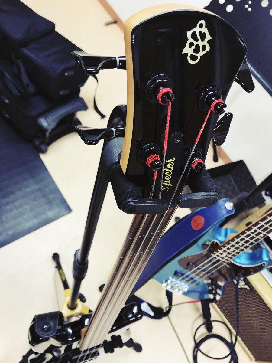 kajitaisamu's tweet photo. 弦交換完了。クルーズにはダダリオが定着してますが、スペクターのフレットレスには、今回初めてラベラのフラットワウンドを張ってみた。なかなか手触良しトーン良し、そして飾り糸が赤で黒のヘッドに合う👍 #dadario #labela #crewsmaniacsound #spector https://t.co/Z0xK7by4OB