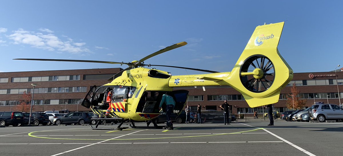 De helikopter die de eerste corona patiënt over gaat plaatsen naar Münster (Duitsland) is net geland in Almere. #COVID19 #COVID19NL #NOS