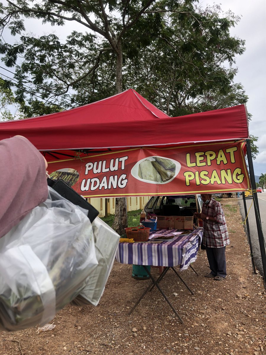 nuriyliamalek's tweet photo. Bukan tak nak buat sendiri lepat pisang, tapi beli dekat Pak Cik ni macam best jugak😄

📍Jitra, tepi hospital Jitra. https://t.co/3RRNWDFIYm