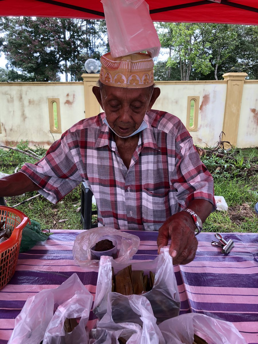 nuriyliamalek's tweet photo. Bukan tak nak buat sendiri lepat pisang, tapi beli dekat Pak Cik ni macam best jugak😄

📍Jitra, tepi hospital Jitra. https://t.co/3RRNWDFIYm