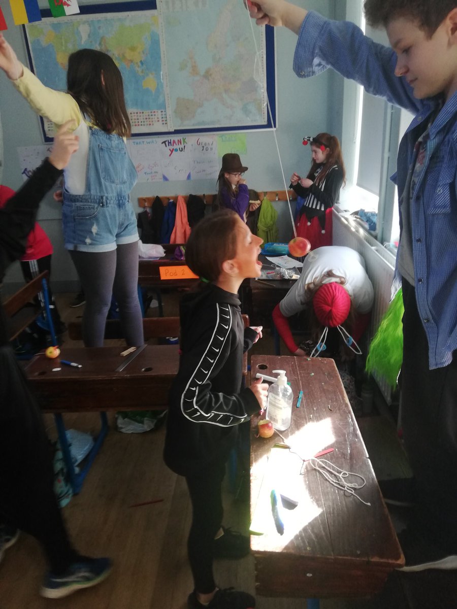 brureens's tweet photo. Modified games of #SnapApple within our pods in Rang a Sé. 🎃🍎🍏 #Halloween2020 https://t.co/hFOHOVPfUi