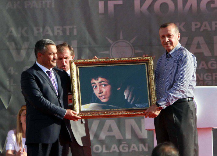 barisatay's tweet photo. Unutmadık! #VanDepremi https://t.co/sliunZEeNG