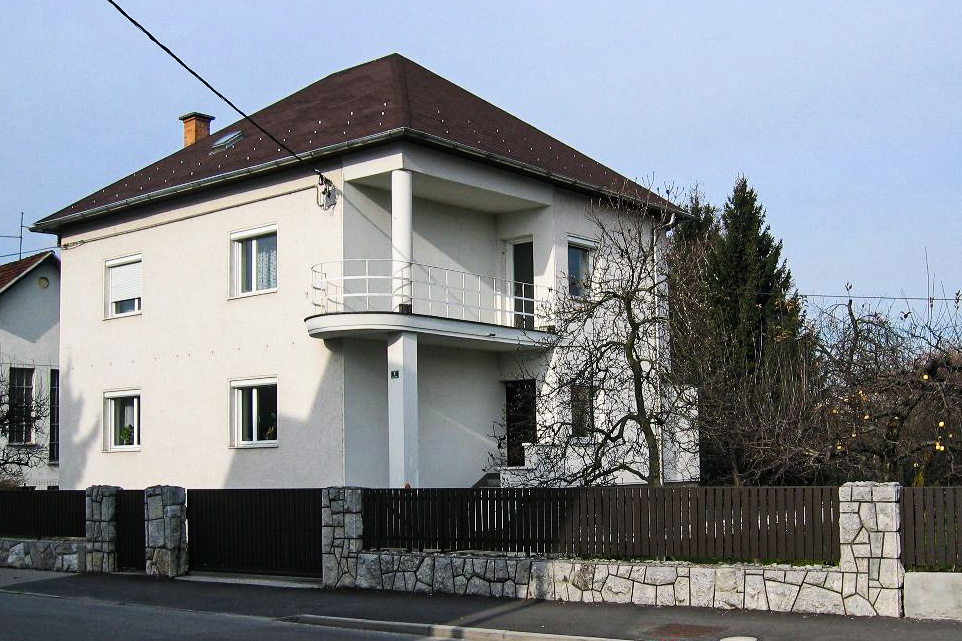 gartner_arch's tweet photo. In Ljubljana, Rožna dolina, we completely renovated an older villa. After the renovation, the building reaches an almost passive standard. 

#architecture #renovation #house #finised #passive #ljubljana #sustainable #recycling #recycle #beforeafter #style #home #roznadolina https://t.co/1ZWKzhQCmX