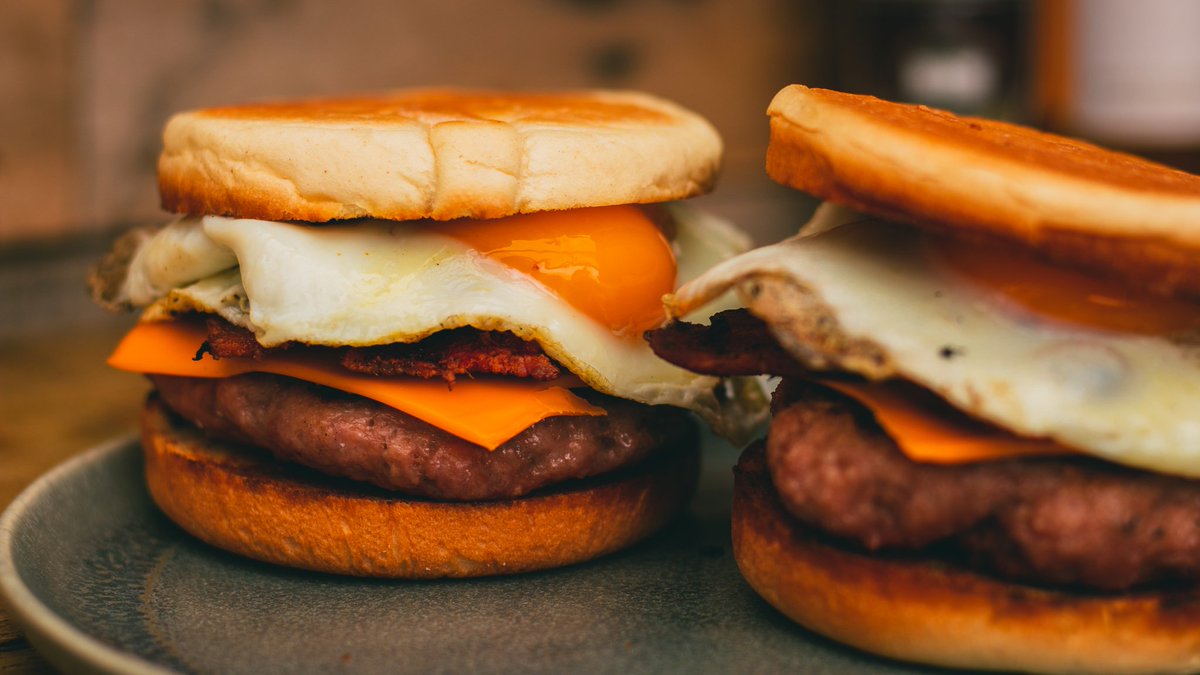 Barbechoo_James's tweet photo. With the cold, dark winter mornings on their way... you need a breakfast that will warm you up - and this one has a hidden kick up it's sleeve.

🎥🎥 https://t.co/58kPwnJiTD

Made on my @kamadojoe classic with the half moon griddles... and it was epic!

#bbq #ukbbq #barbechoo https://t.co/6vYuXucvV5