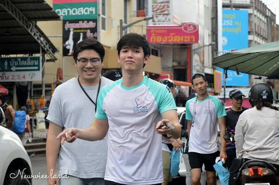 taynew_uwu's tweet photo. omg this is so cute, look at tay at the back 😳💞 #เตนิว https://t.co/zlifAZZLNm