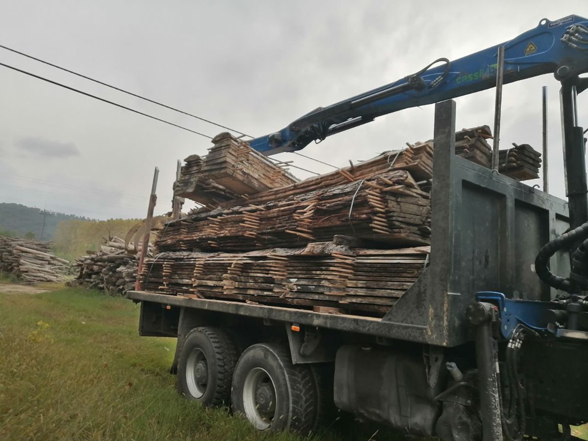 APMontnegreCor's tweet photo. Continuem amb els esforços per donar valor al producte forestal local

Fusta de característiques especials que s'ha serrat per poder crear un producte interessant per a fusters i artesans

Cirerer, roure de fulla gran, roure africà, pollancre i pi pinyoner, blanc i insigne
#km0 https://t.co/pJAGJbm8LO